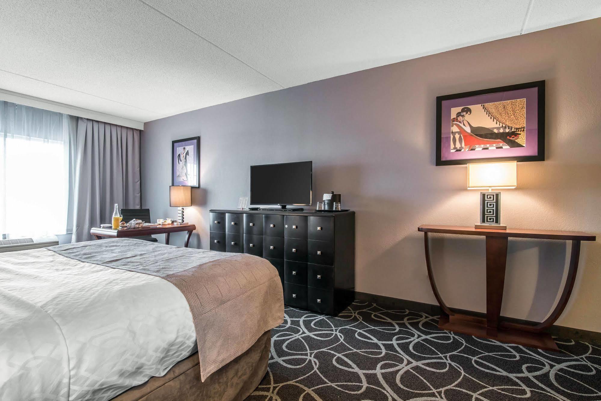 Park Manor Hotel Clifton Park Exterior photo A typical hotel room